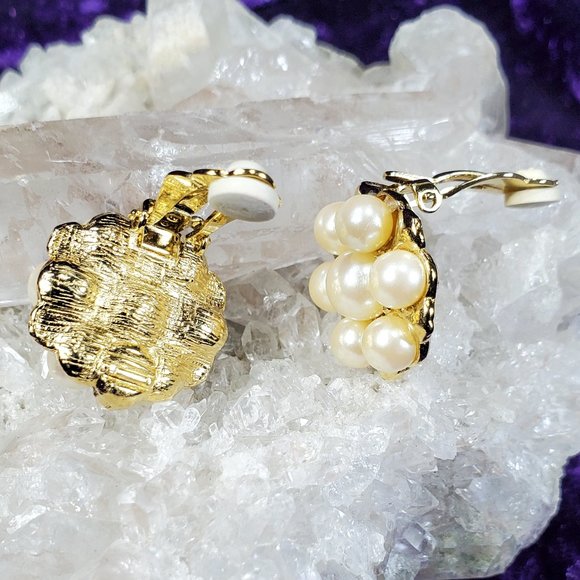 REDUCED!  CLASSY Vintage Faux Pearl Clip Earrings - Picture 6 of 8